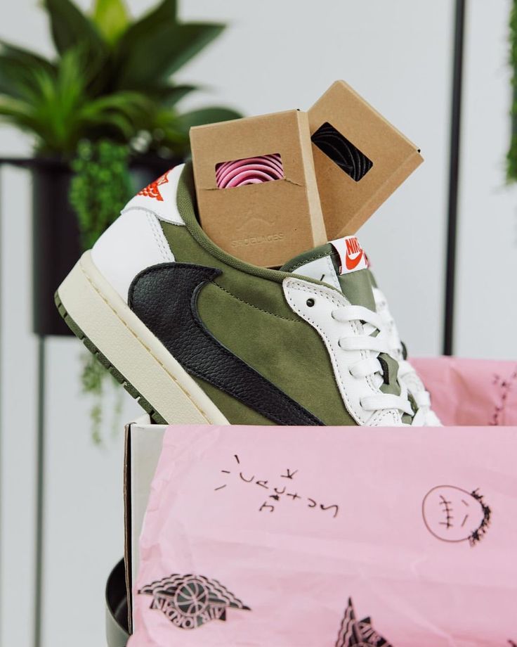 Travis Scott X Air Jordan 1 Low Medium Olive